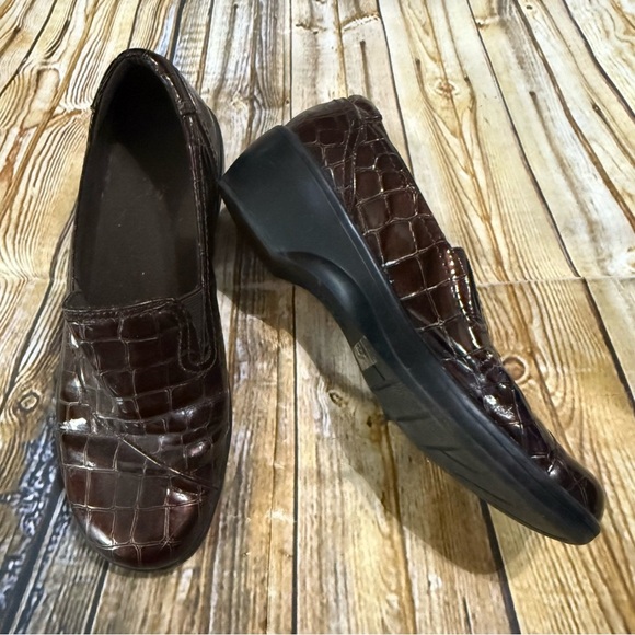 Clarks Dark Brown Crocodile Pattern Loafers Womens Size 7 - Picture 1 of 5
